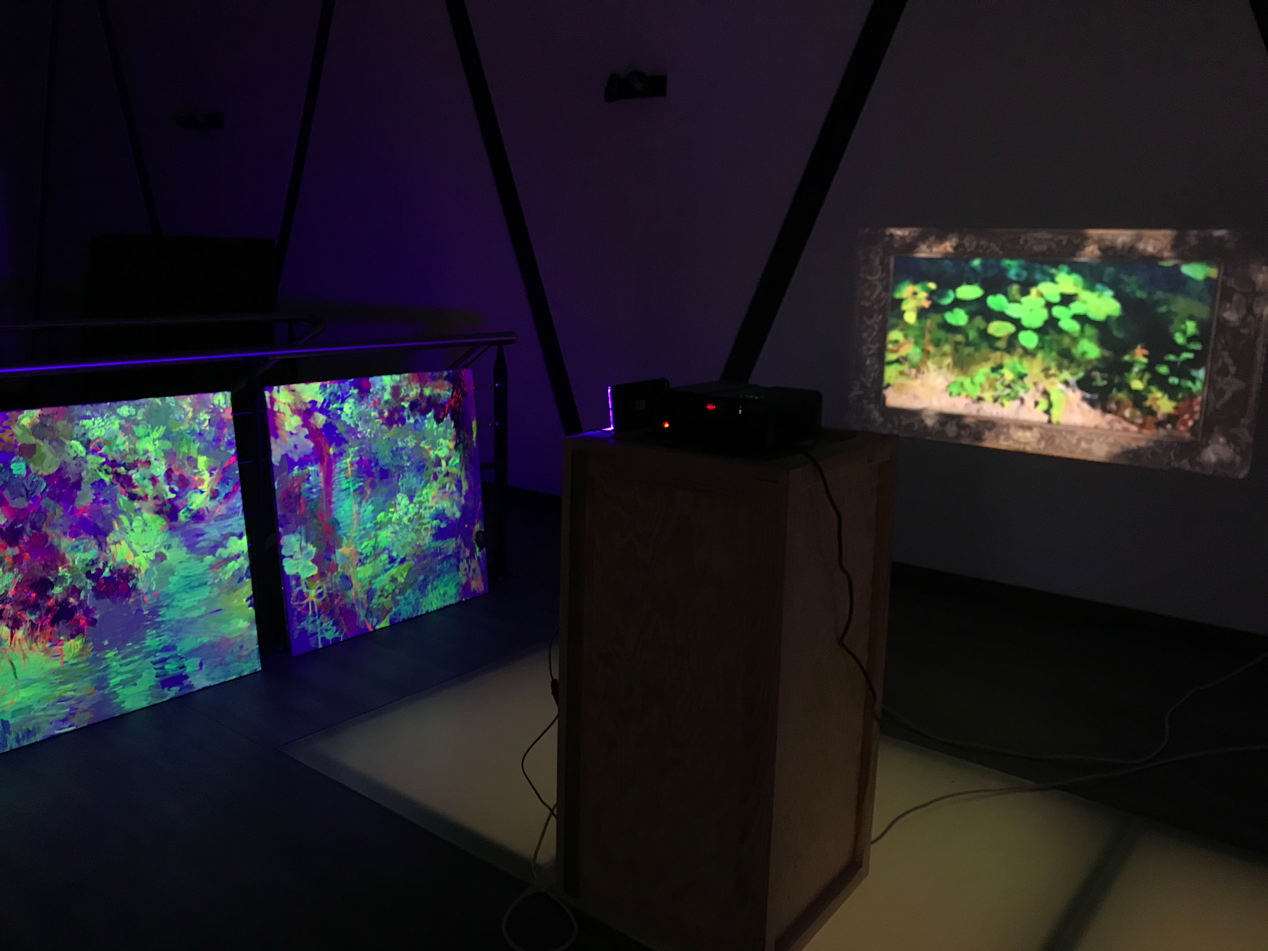 Les miroirs d'Aphrodite. Peinture acrylique et pigments fluorescents sur toile. œuvre visible de jour et de nuit. Vue d'exposition en 2023, éclairée à la lumière UV.